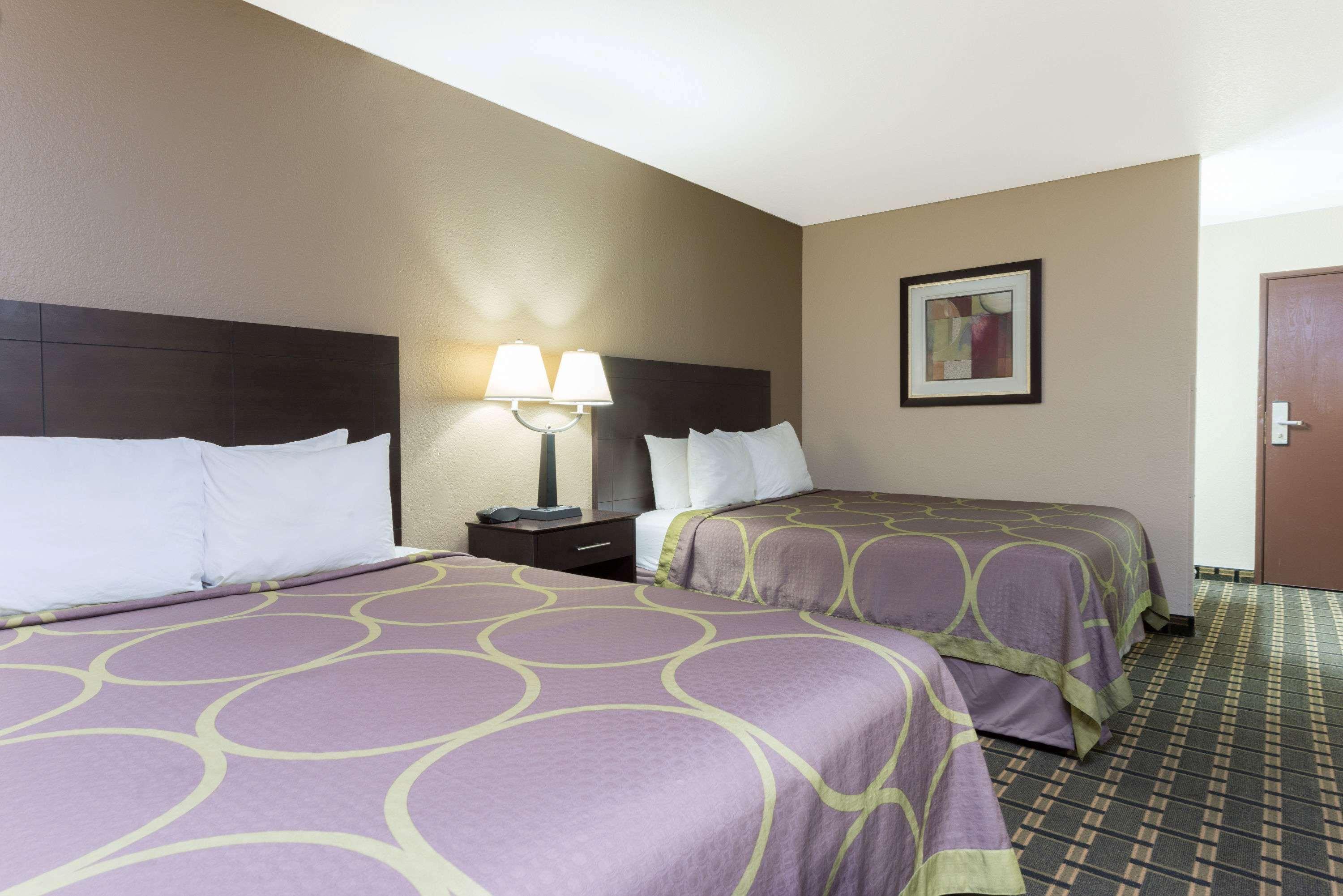 Super 8 By Wyndham Springfield East Hotel Exterior photo