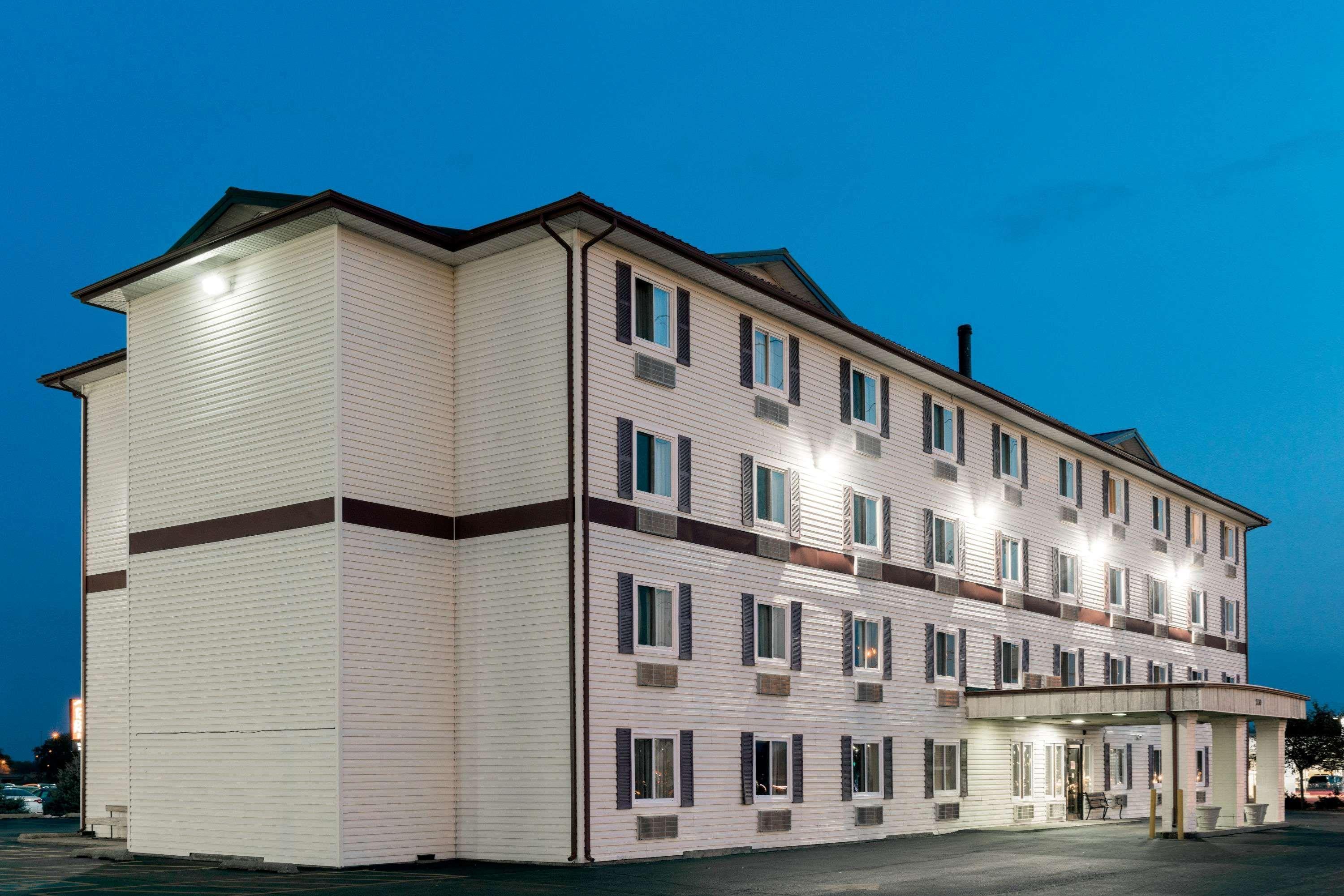 Super 8 By Wyndham Springfield East Hotel Exterior photo
