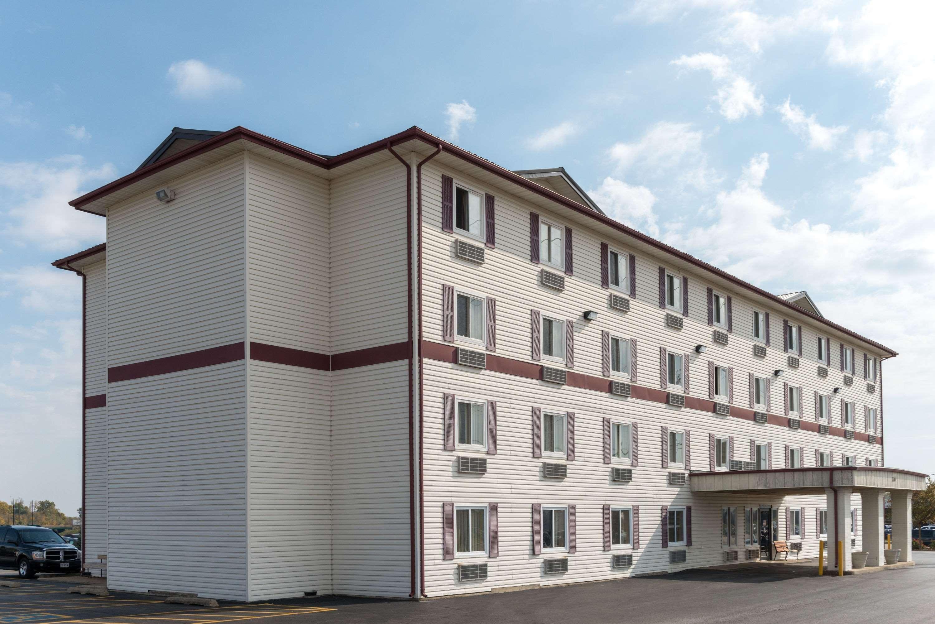 Super 8 By Wyndham Springfield East Hotel Exterior photo